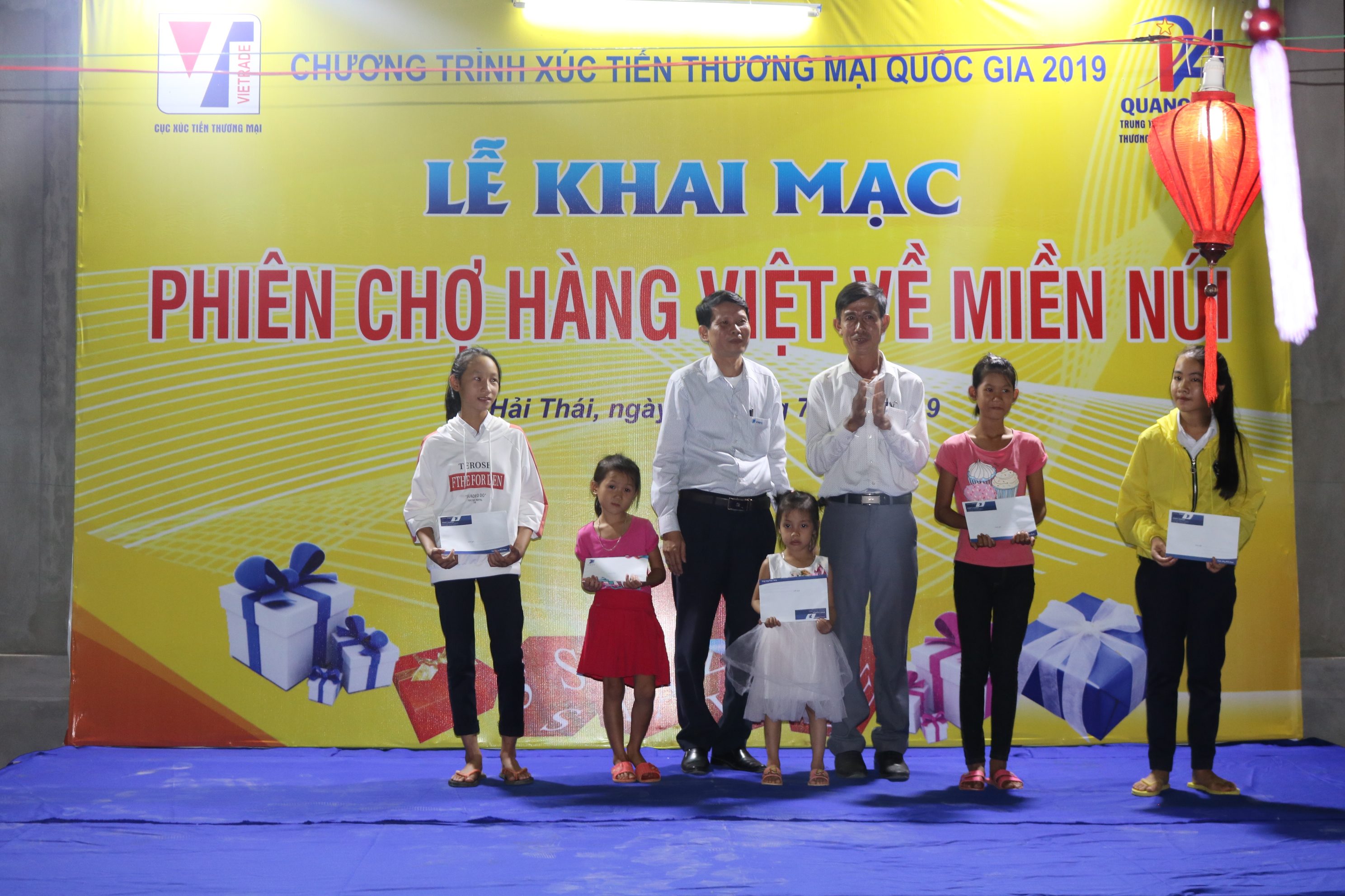 Trung tâm kinh doanh VNPT Quảng Trị tặng quà cho các em học sinh có hoàn cảnh khó khăn của xã Hải Thái