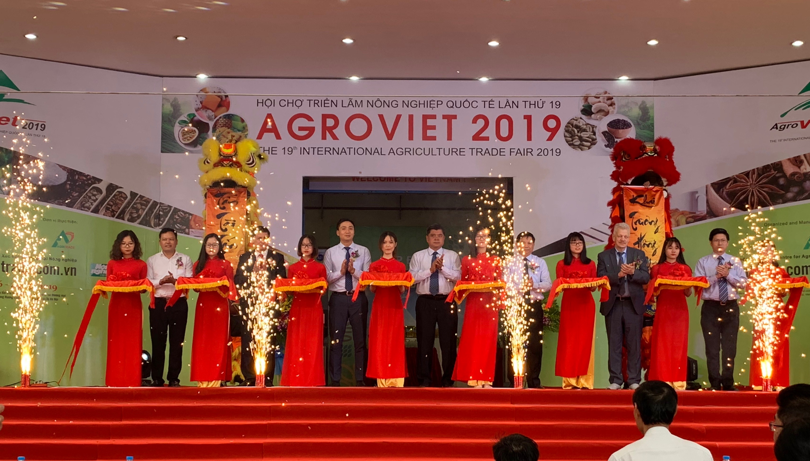 Các đại biểu cắt bằng khai mạc Hội chợ AgroViet 2019