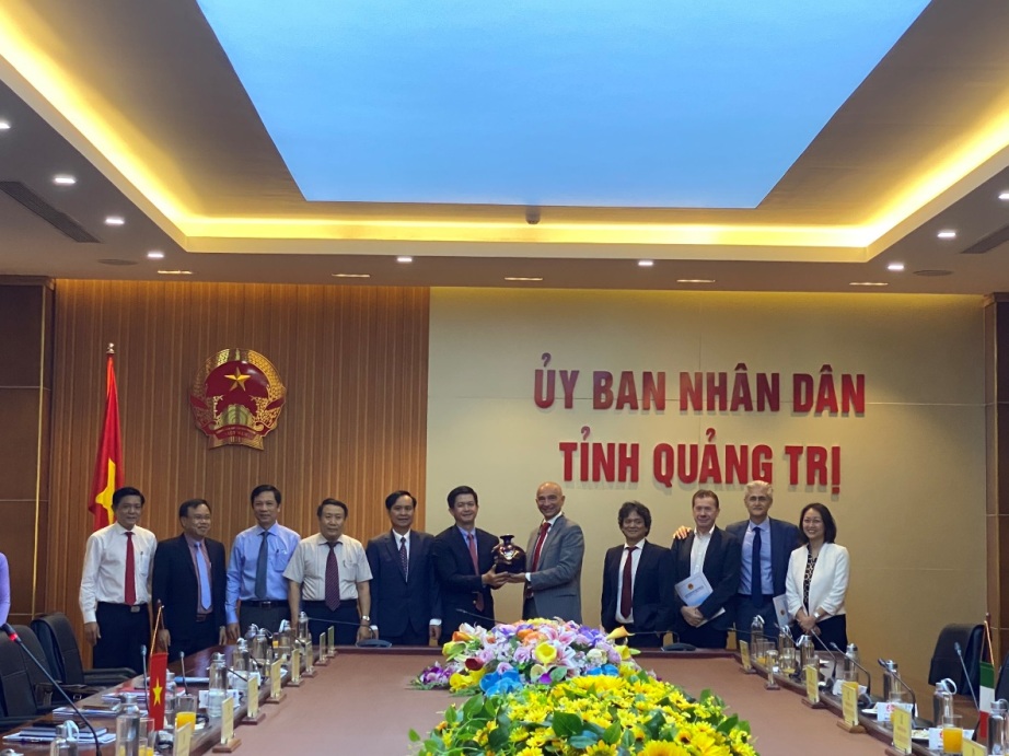 Lãnh đạo UBND tỉnh Quảng Trị tặng quà lưu niện Tập đoàn Eni