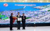 Lãnh đạo tỉnh Quảng Trị (bên phải) trao quyết định chủ trương đầu tư cho đại diện Công ty Cổ phần liên doanh Cảng quốc tế Mỹ Thủy.