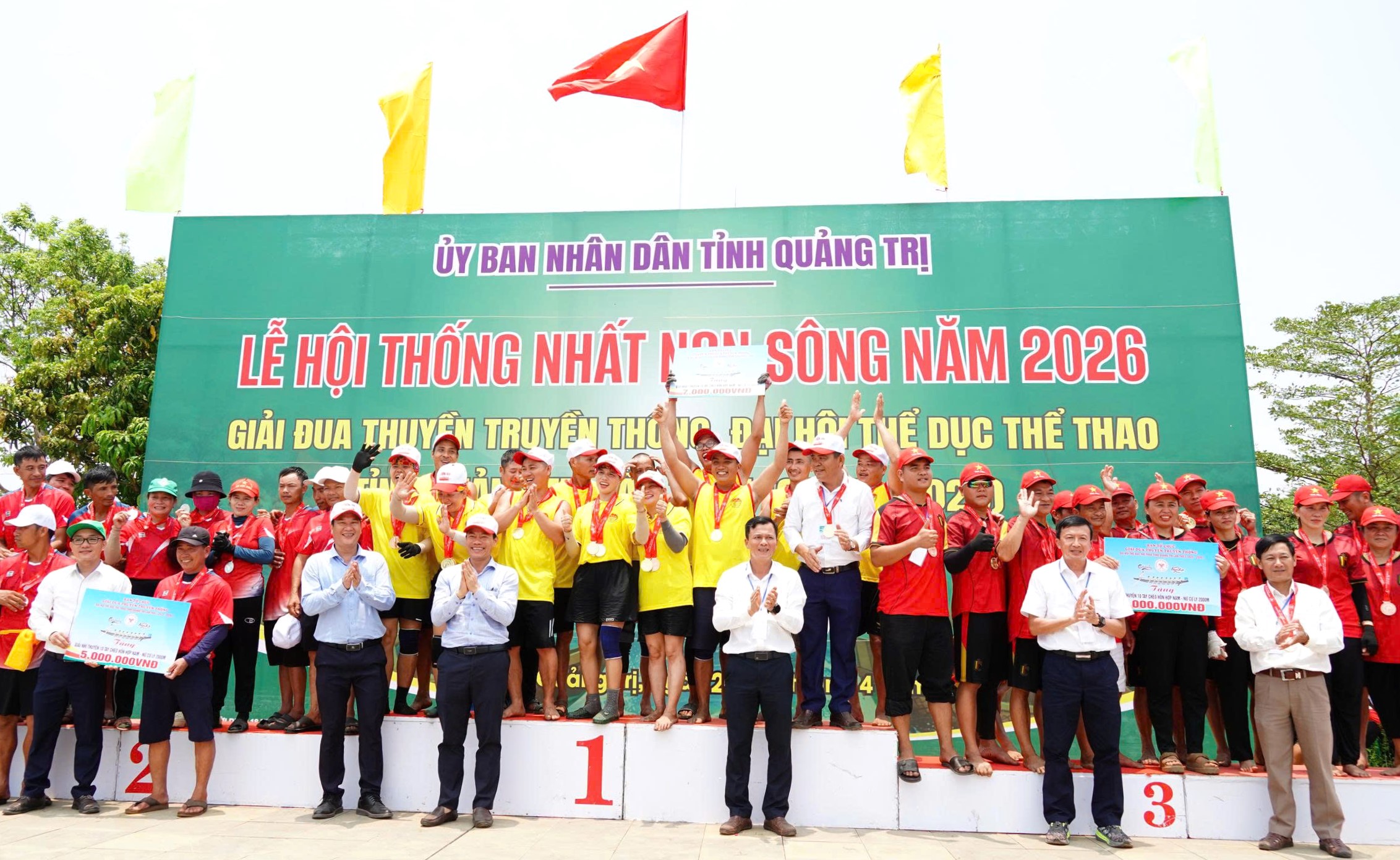 Sôi nổi Giải đua thuyền truyền thống Đại hội Thể dục Thể thao tỉnh Quảng Trị lần thứ I