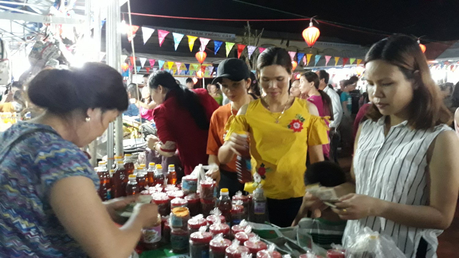 Một trong những phiên chợ đưa hàng Việt về Miền núi tại tỉnh Quảng Trị năm 2018 (Ảnh: internet)