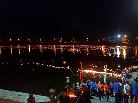 Thả đèn hoa đăng trên sông Thạch Hãn