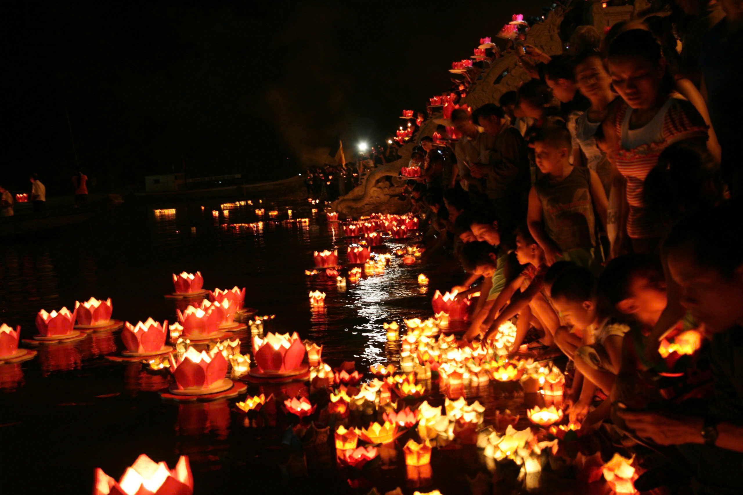 Lễ hội thả hoa đăng trên sông Thạch Hãn - Một hành trình du lịch hoài niệm về chiến trường xưa và đồng đội.